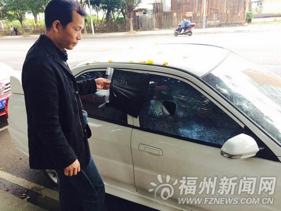 香江明珠小区筹委会成员疑遭物业报复　车被砸烂