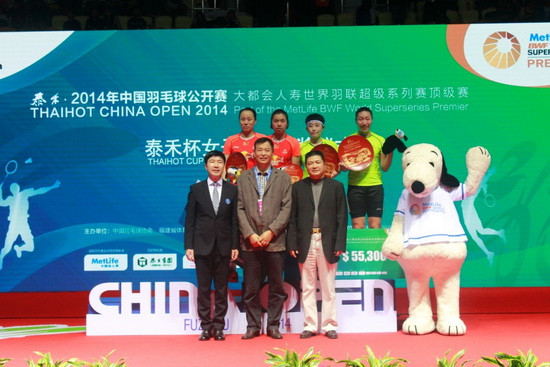 福建省体育局局长徐正国(中)、泰禾集团董事长黄其森(右)为女双冠亚军颁奖