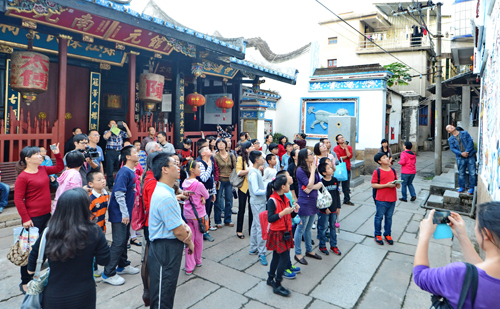 小记者们参观陈氏宗祠